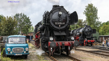 52 8154 und 52 8098 auf dem Museumsgelände. links daneben ein blauer Barkas B1000, ein Kleintransporter aus DDR - Produktion.