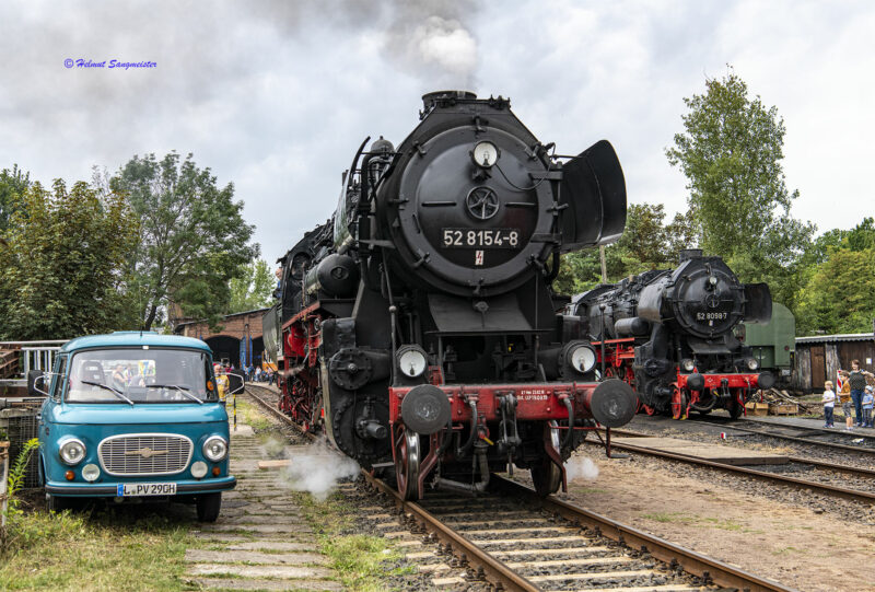 52 8154 und 52 8098 auf dem Museumsgelände. links daneben ein blauer Barkas B1000, ein Kleintransporter aus DDR - Produktion.