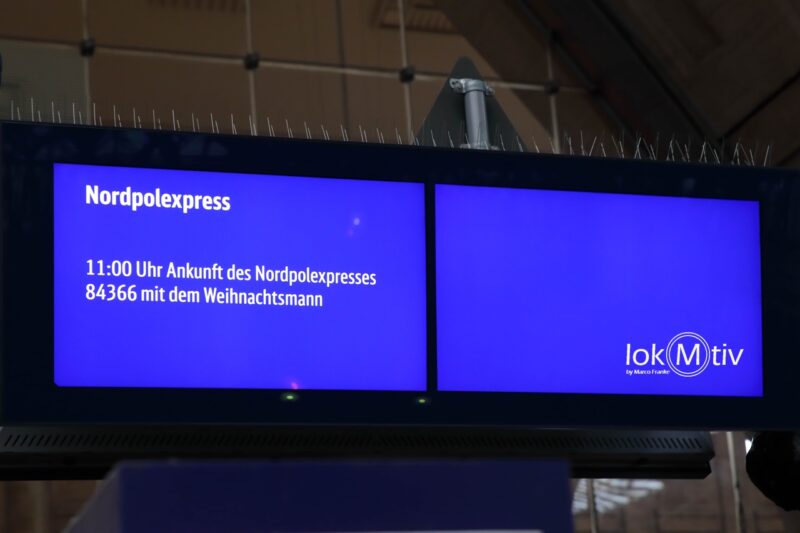 Das Bild zeigt die Bahnsteiganzeige des Polarexpress, welcher den Weihnachtsmann brachte.