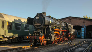 Sie sollten sehen: die Dampflokomotive 52 8154 steht vor dem Lokschuppen und raucht ein wenig vor sich hin.
