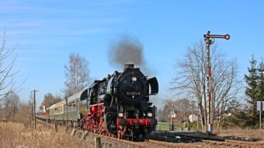 Dampflok 52 8154 passiert ein Formsignal auf einer Nebenbahnstrecke.