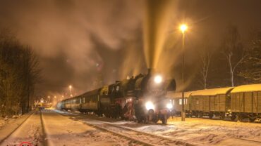52 8154 mit großer Dampfsäule im tief verschneiten Schlettauer Bahnhof.