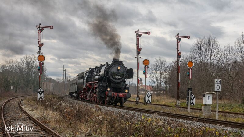 52 8154 zwischen den Einfahrtssignalen in Zeitz. Das Wetter ist wolkig.
