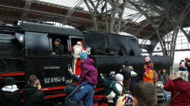 Das Bild zeigt den Nikolaus aus dem Führerstand der Dampflok des Eisenbahnmuseums Leipzig wikend. Er steht in der Tür.