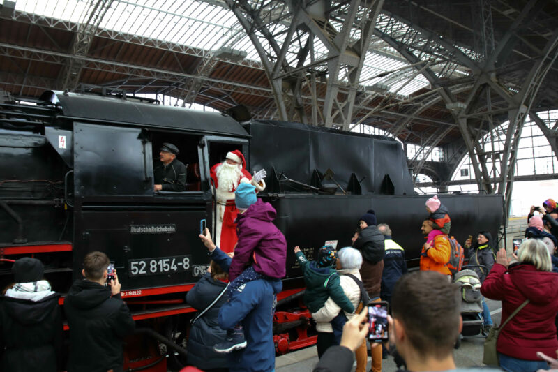 Das Bild zeigt den Nikolaus aus dem Führerstand der Dampflok des Eisenbahnmuseums Leipzig wikend. Er steht in der Tür.