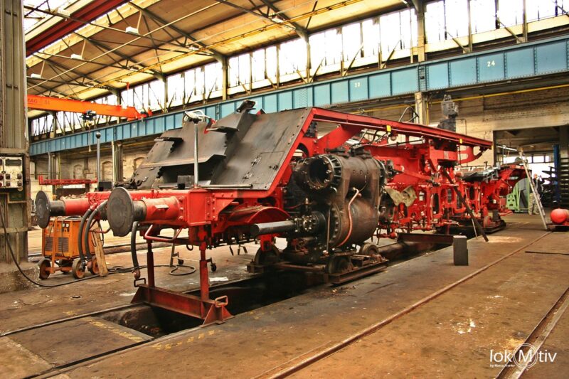 Der Rahmen einer Dampflokomotive der Baureihe 50. Es ist nur der Rahmen mit Zylindern, Schürze und Umlaufblech zu sehen. Kessel, Führerhaus und Achsen sind noch nicht aufgebaut.