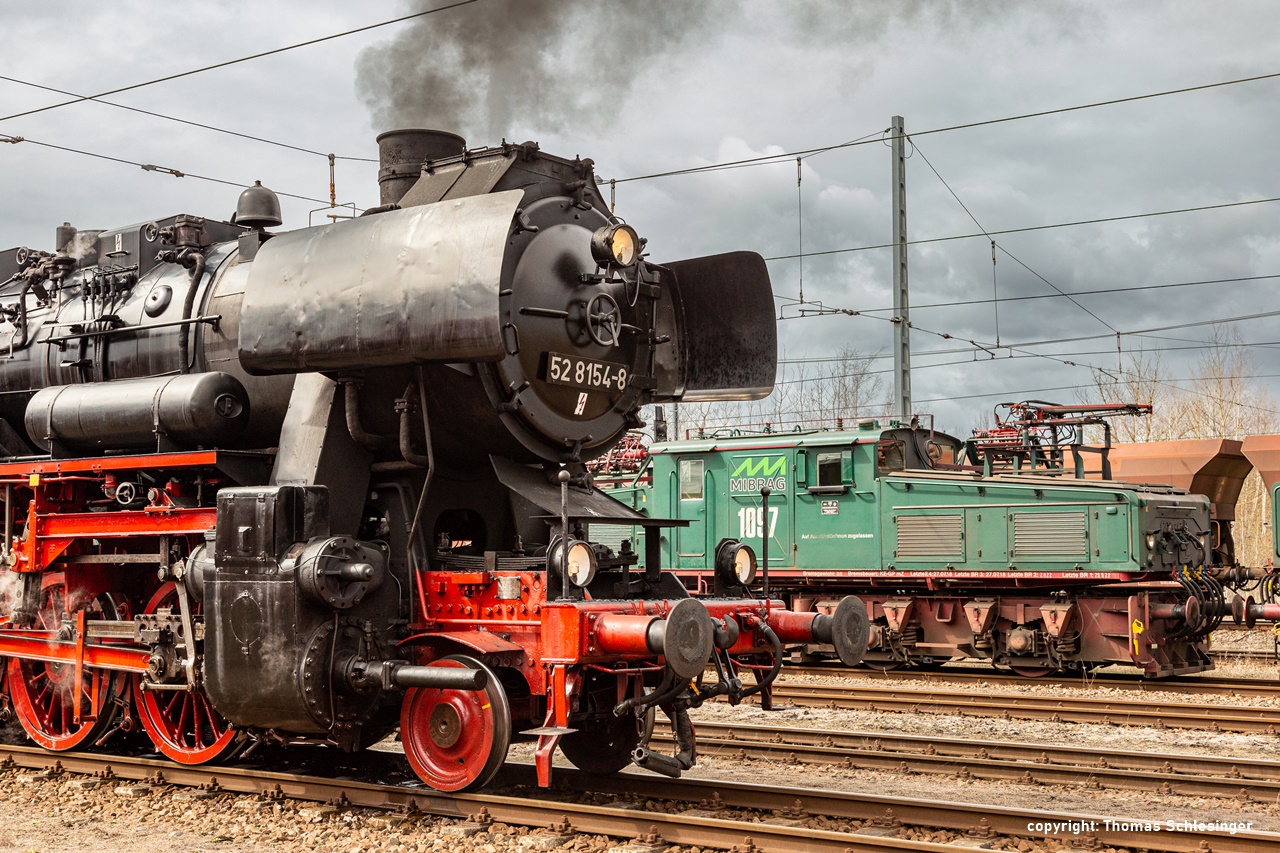 Der vordere Teil der Dampflok 52 8154 im Vordergrund. Im Hintergrund steht Bergbau-Elektrolok EL2 Nr. 1097.