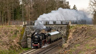 Die Dampflokomotive 52 8154 des Leipziger Eisenbahnmuseums unterquert mit wunderschöner kräftiger Dampffahne eine Natursteinbrücke bei Langebrück.
