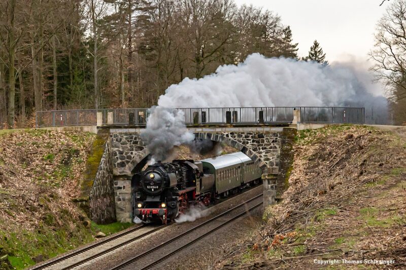 Die Dampflokomotive 52 8154 des Leipziger Eisenbahnmuseums unterquert mit wunderschöner kräftiger Dampffahne eine Natursteinbrücke bei Langebrück.