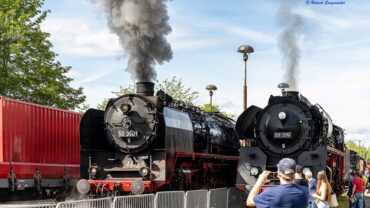 Das Bild zeigt zwei Dampflokomotiven. Die eine links eine Güterzuglok der Baureihe 50, genauer die 50 3501 und die Schnellzuglok 01 519.