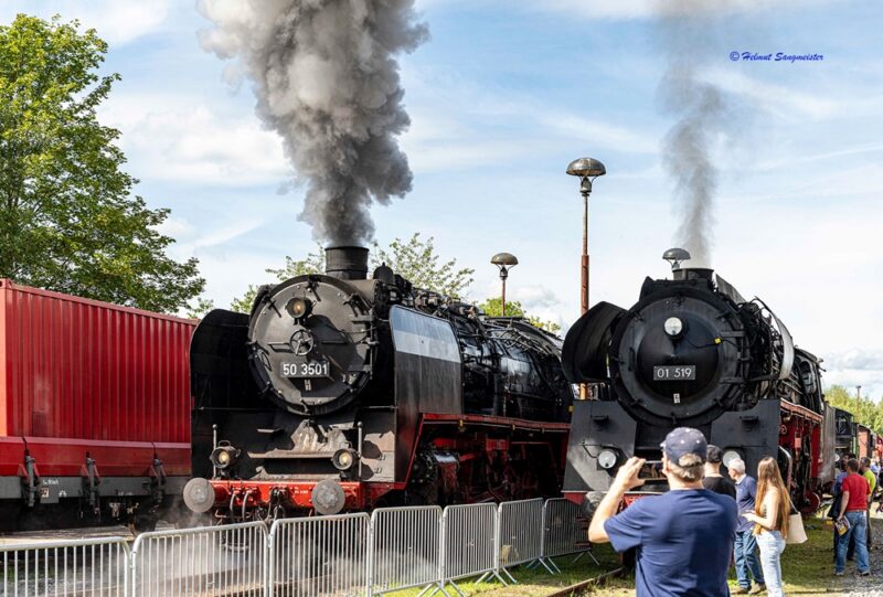 Das Bild zeigt zwei Dampflokomotiven. Die eine links eine Güterzuglok der Baureihe 50, genauer die 50 3501 und die Schnellzuglok 01 519.