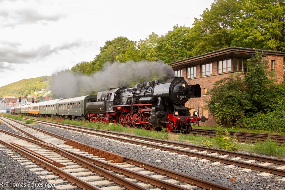 Das Bild zeigt den Museumszug des Eisenbahnmuseums Leipzig beim Verlassen des Bahnhofes Meiningen. Im Hintergrund ist das Stellwerk zu sehen.