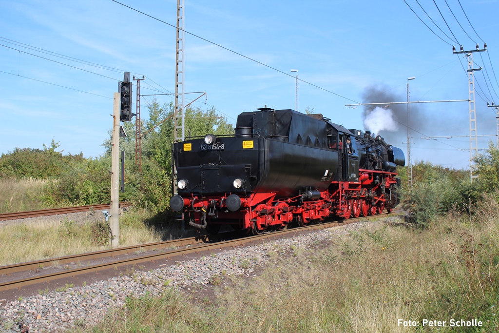 Das Bild zeigt unsere Vereinslokomotive 52 8154 ohne Zug mit dem Tender voraus während einer Drehfahrt.