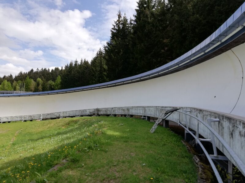 Das Bild zeigt einen Blick in den 360 Grad Kreisel des Eiskanals in Altenberg. Sehr gut ist die enorme Steilllage der Bahn zu erkennen.