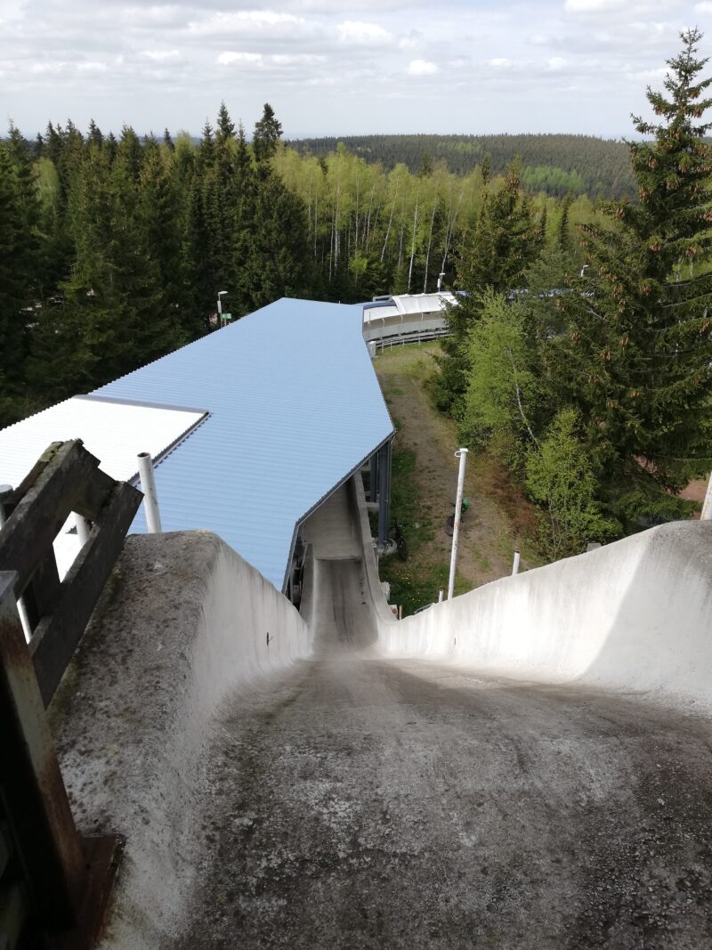 Das Bild zeigt eine sehr steile Startrampe des Eiskanals in Altenberg. Die Form gleicht einer U-Form aus Beton.