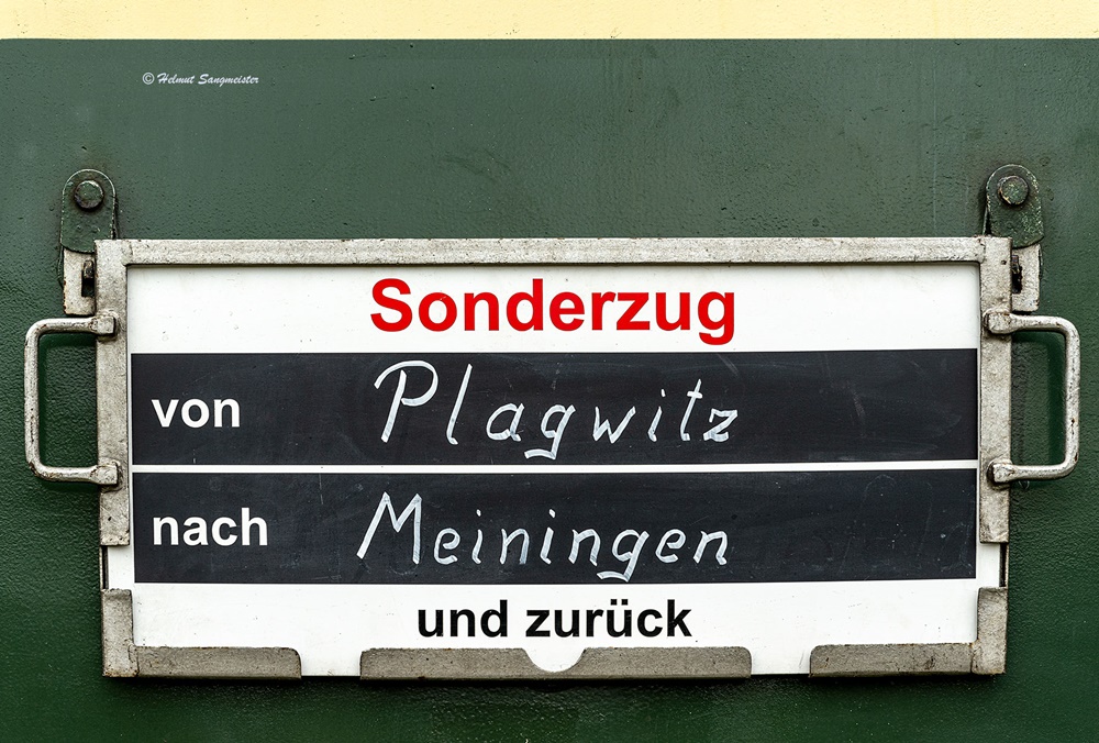 Das Bild zeigt ein Zuglaufschild mit den Startpunkt Leipzig Plagwitz und dem Zielbahnhof Meiningen.