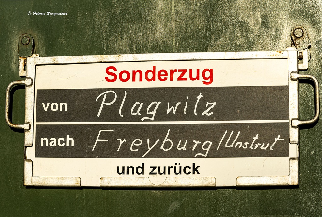 Das Bild zeigt ein Zuglaufschild von Plagwitz nach Freyburg (Unstrut).