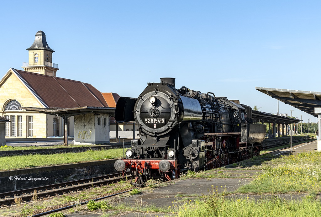 Das Bild Zeigt unsere 52 8154 ohne Zug bei der Umfahrung in Zeitz. Im Hintergrund ist das Bahnhofsgebäude von Zeitz zu sehen.