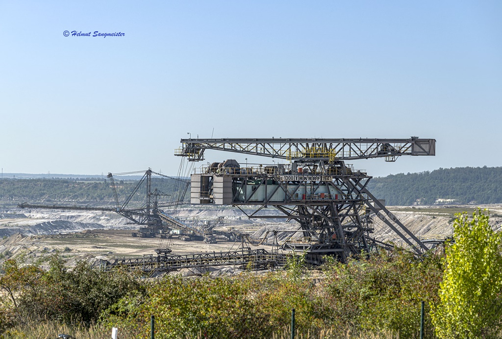 Das Bild zeigt zwei Großbagger im Tagebau Profen.