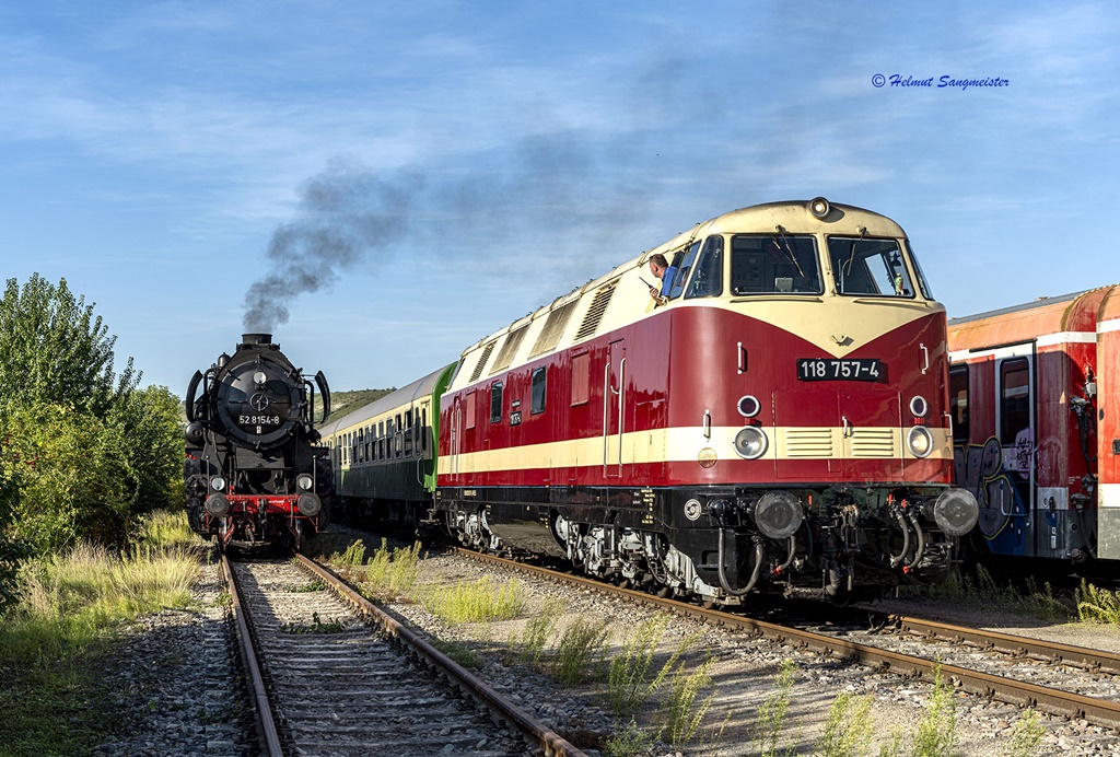 Das Bild zeigt die Diesellok mit der Nummer 118 757 und auf dem linken Nebengleis die 52 8154 des Eisenbahnmuseums Leipzig.