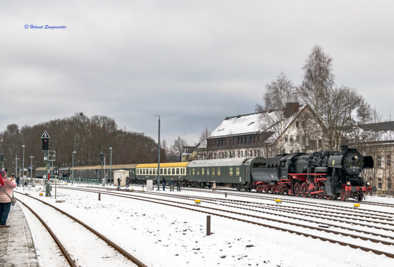 Das Bild zeigt den Museumszug des Eisenbahnmuseums Leipzig in Schwarzenberg auf dem Bahnhof.