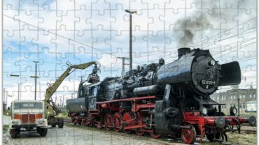 Das Bild zeigt die Puzzle Vorlage Lok 52 8154 in Falkenberg. Die Vorlage zeigt die Lok beim Kohle nehmen.