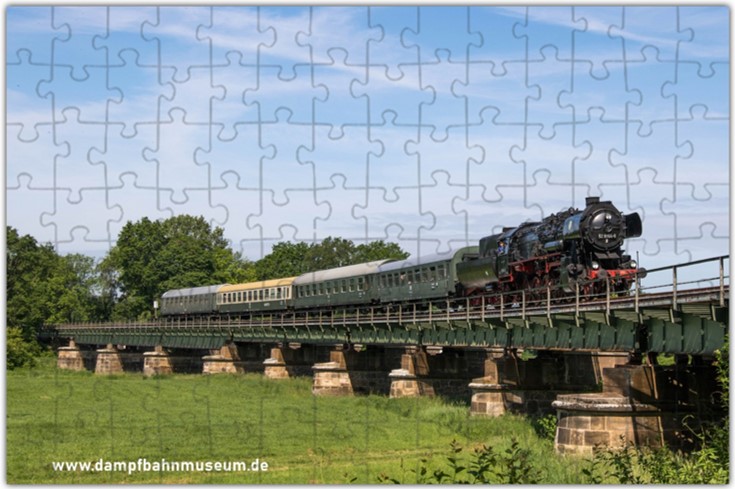 Das Bild zeigt die Puzzle Vorlage Museumszug in Kössern. Die Vorlage zeigt den Zug bei der Überquerung der Auenbrücke.
