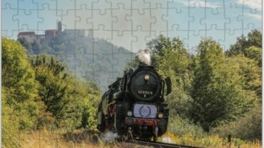 Das Bild zeigt die Puzzle Vorlage Museumszug am Wartburgblick. Die Vorlage zeigt den Zug vor dem Hintergrund der Wartburg.