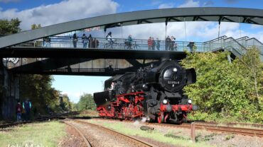 Zu sehen ist Dampflokomotive 51 8154 unter der Fußgängerbrücke im Eisenbahnmuseum Leipzig.
