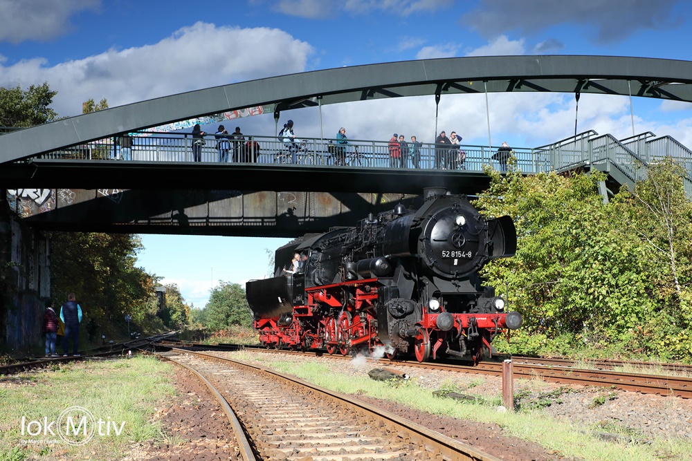 Zu sehen ist Dampflokomotive 51 8154 unter der Fußgängerbrücke im Eisenbahnmuseum Leipzig.