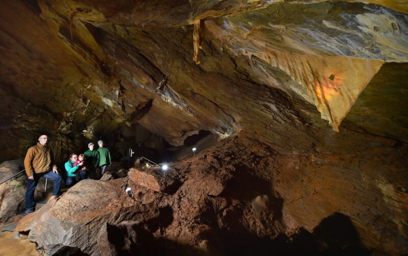 Blick in die Drachenhöhle mit den verschiedenen Gesteinsformationen.