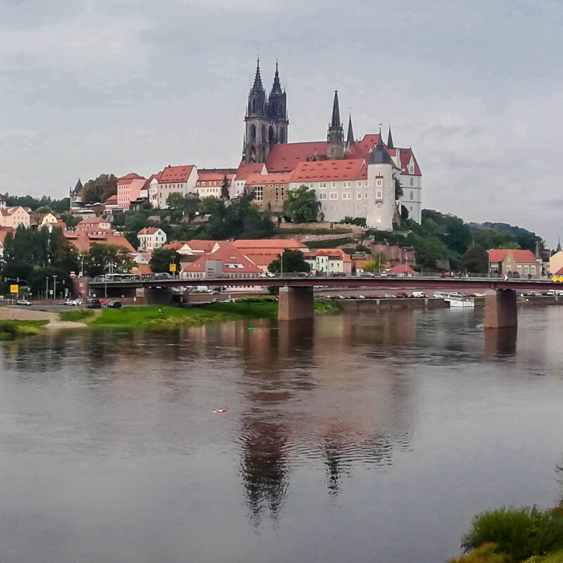 Das Bild zeigt die Albrechtsburg Meißen in Meißen, wie sie über der Elbe thront.