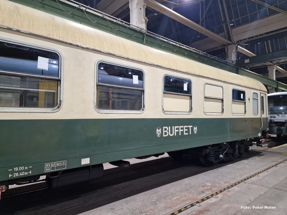 Das Bild zeigt einen Teil des Buffetwagens Gattung Bomk mit neuen Scheiben in den oberen Teilen der Übersetzfenster.