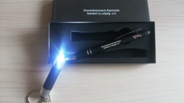 Das Bild zeigt unser Stiftset bestehend aus einem Kugelschreiber, einer LED Leuchte und einer wertigen Box.