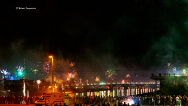 Das Bild zeigt den Blick von der Marienbrücke in Dresden mit Feuerwerk über der Elbe.