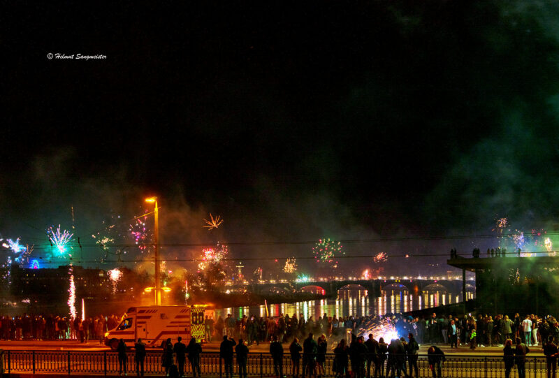 Das Bild zeigt den Blick von der Marienbrücke in Dresden mit Feuerwerk über der Elbe.