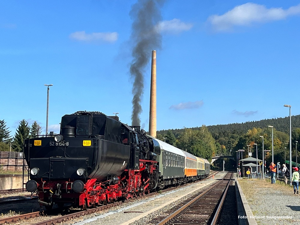 Zu sehen ist unsere Dampflokomotive 52 8154 welche Tender voraus am Zug steht. Schön zu erkennen die Wannenform des Tenders.
