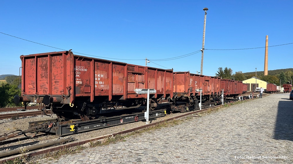 Das Bild zeigt Regelspurgüterwagen, genannt Emil, auf Rollschlitten der Schmalspurbahn.