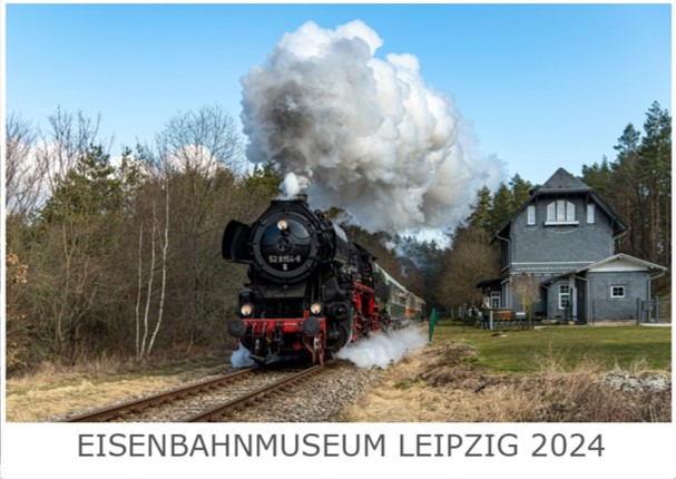 Zu sehen das Kalenderdeckblatt für unseren Kalender 2024 mit der Dampflok 52 8154 in voller Fahrt mit einer wunderschönen Dampffahne.