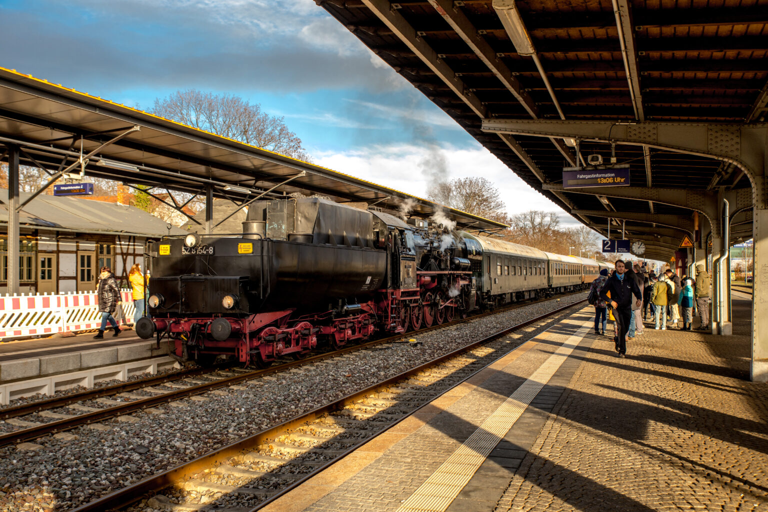 Quedlinburg angekommen. Das Bild zeigt die Lok mit Museumszug im Bahnhof von Quedlinburg.