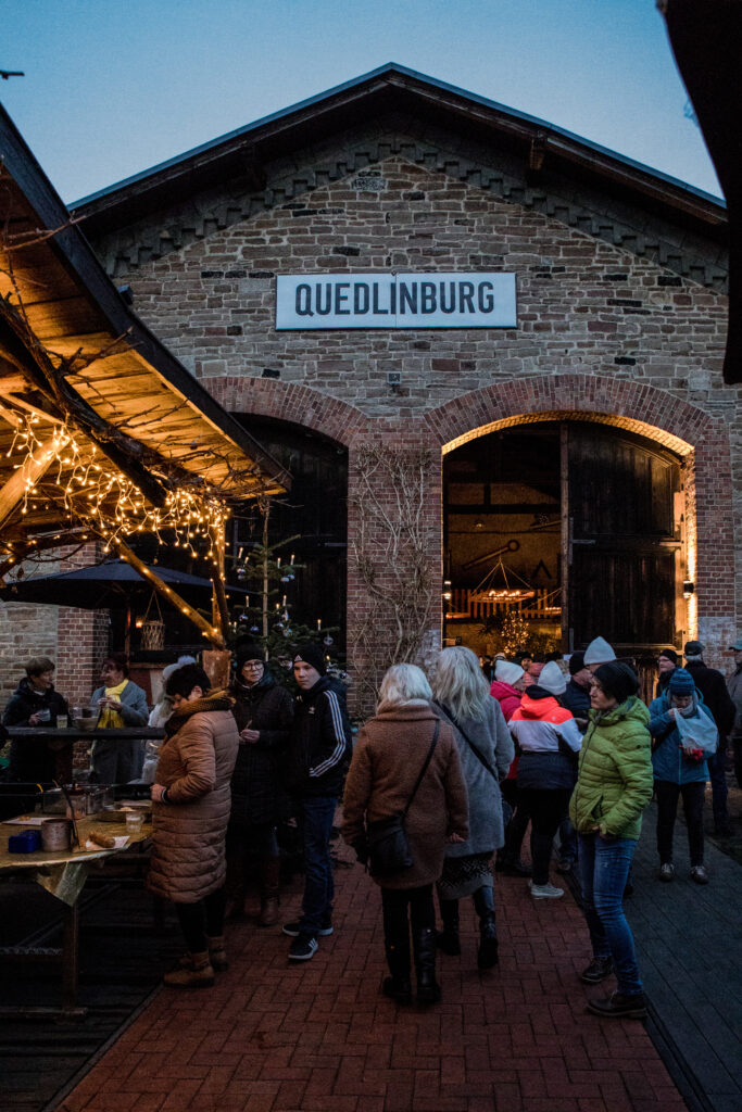 Das Bild zeigt den Blick über den kleinen Weihnachtsmarkt am Lokschuppen.