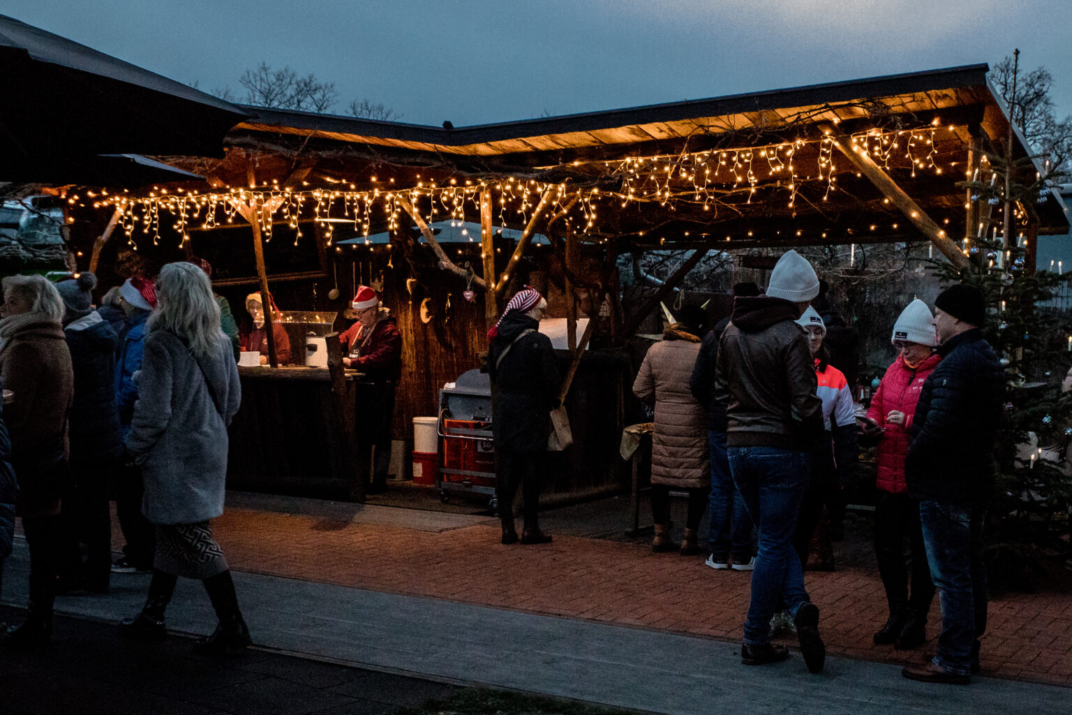 Das Bild zeigt Buden auf dem Weihnachtsmarkt.