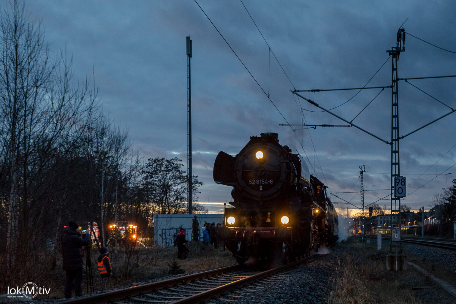 Das Bild zeigt 52 8154 in der Dämmerung beim Wasser nehmen in Hohenstein-Ernstthal.