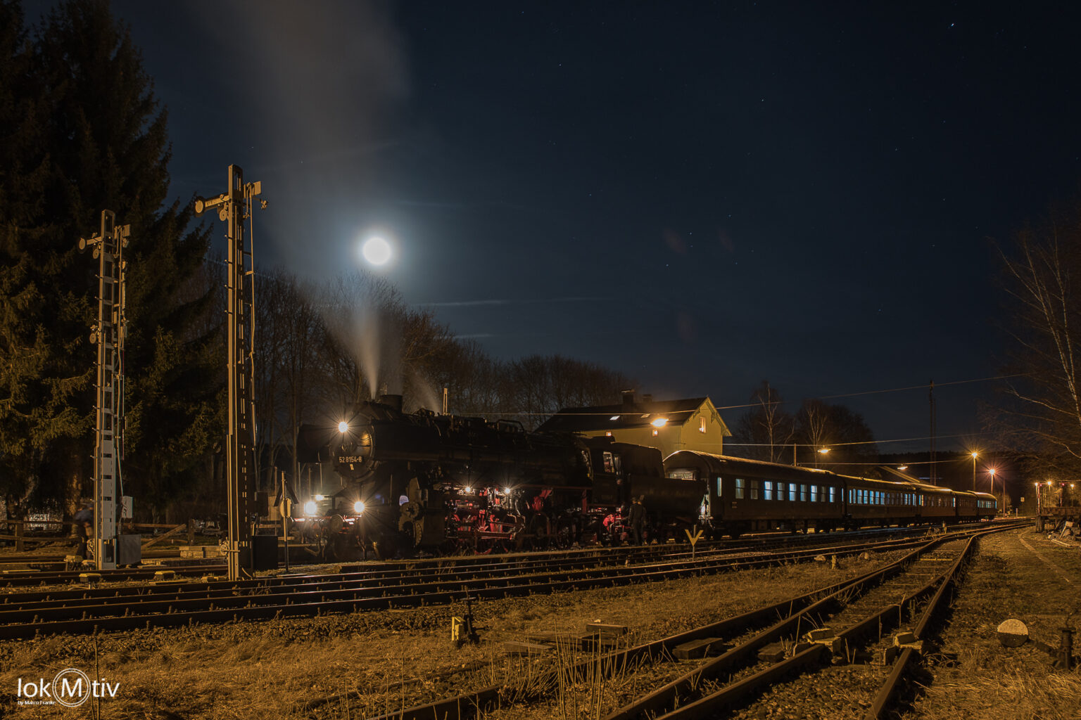 Das Bild zeigt den Museumszug bei Nacht im Bahnhof Schlettau.