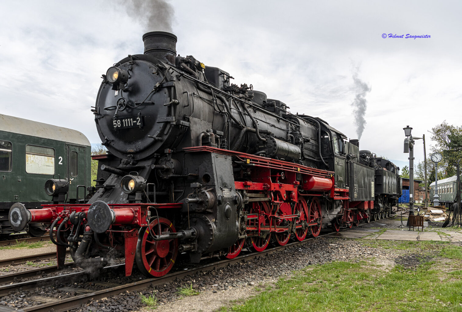 58.1111 und 77.250 bereits zusammengekuppelt am weggeschwenkten Wasserkran. Daneben die Bahnhofsuhr, welche in Zeitz geborgen wurde.