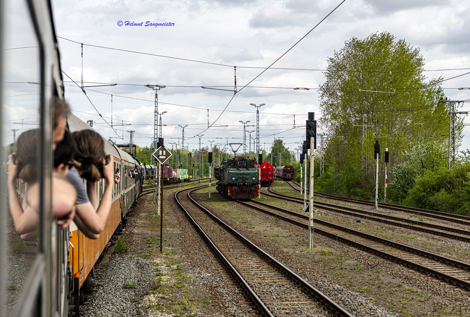 Umfangreiche Glesianlagen am Betriebsbahnhof Profen. Rechts neben dem Museumszug die Vorbeifahrt einer EL-2 mit Seitenkipperwagen.